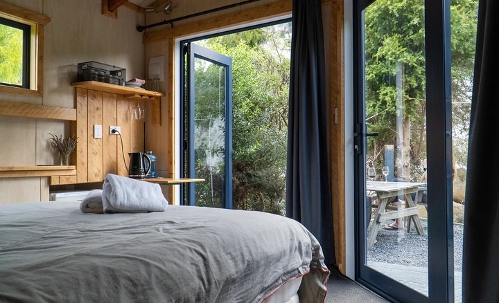 quaint couples cabin overlooking the river