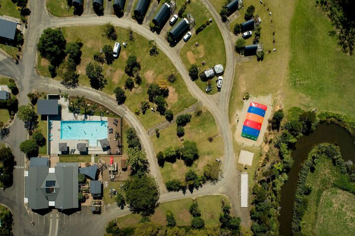 Deluxe Poolside Powered Sites