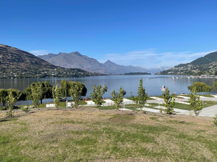 Premium Lake View Powered Sites